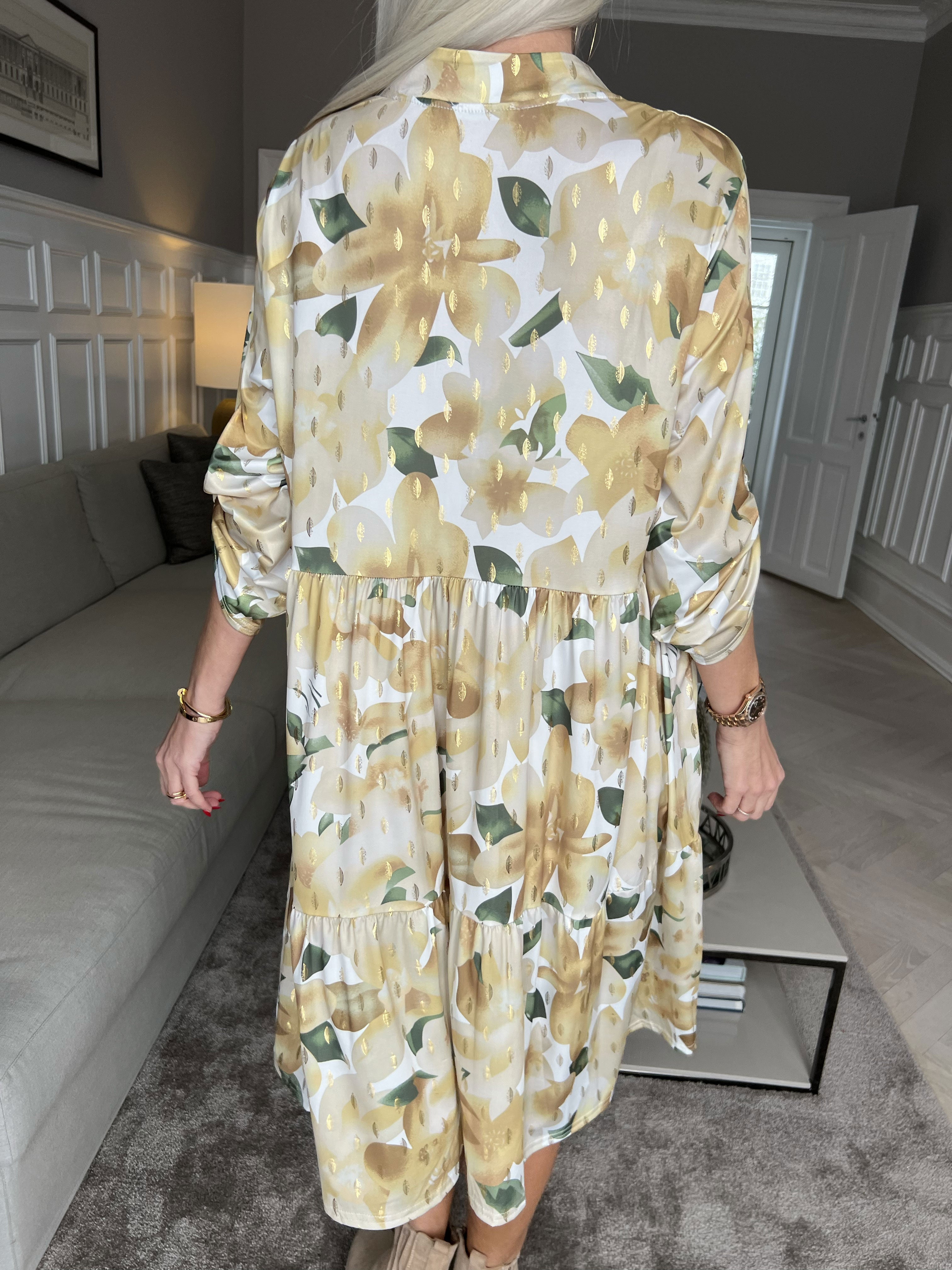 Milano Flower Midi - Blommig klänning med lager-på-lager-look - Coral